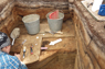 Voir l’image agrandit de Archéologue au travail dans son unité de fouille. Site EkCw-004.
