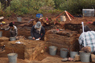 Voir l’image agrandit de Archéologues à l’œuvre au site de fouille EkCw-004.