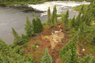 Voir l’image agrandit de Vue surplombant le site du peuple de l'ocre (EkCw-004) sur la rivière Romaine.