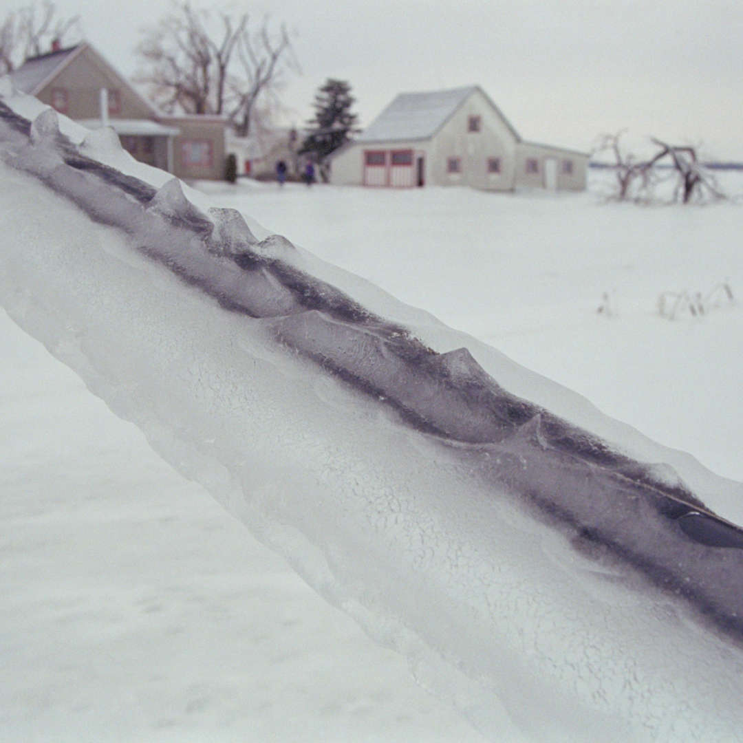 Lors de la tempête de verglas de janvier 1998, une accumulation de 78 mm de glace a été enregistrée dans le sud‑ouest du Québec.©Hydro‑Québec