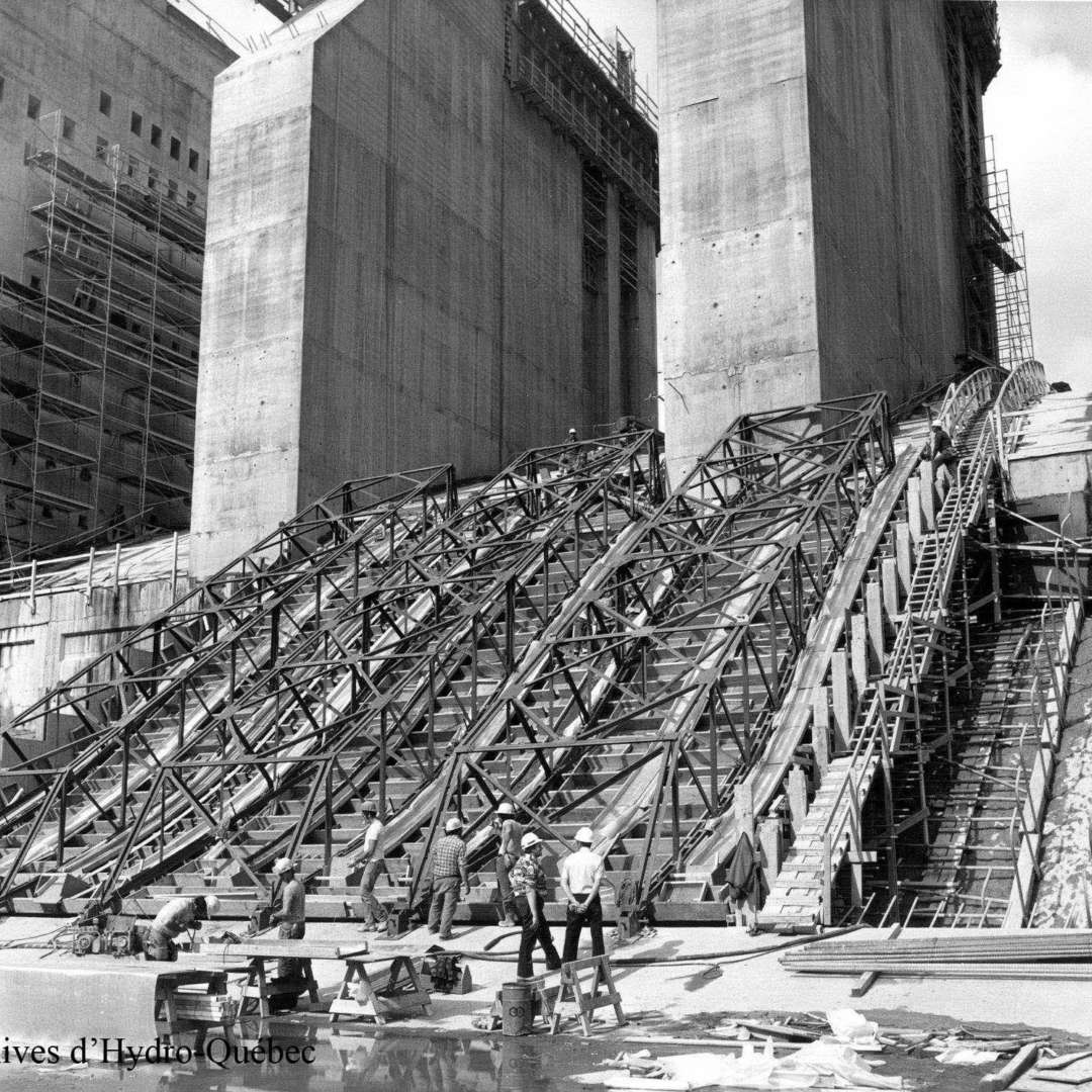 <p>Installation d’échafaudages sur le futur évacuateur de crue (date inconnue)</p>
<p> ©Archives d’Hydro‑Québec</p>