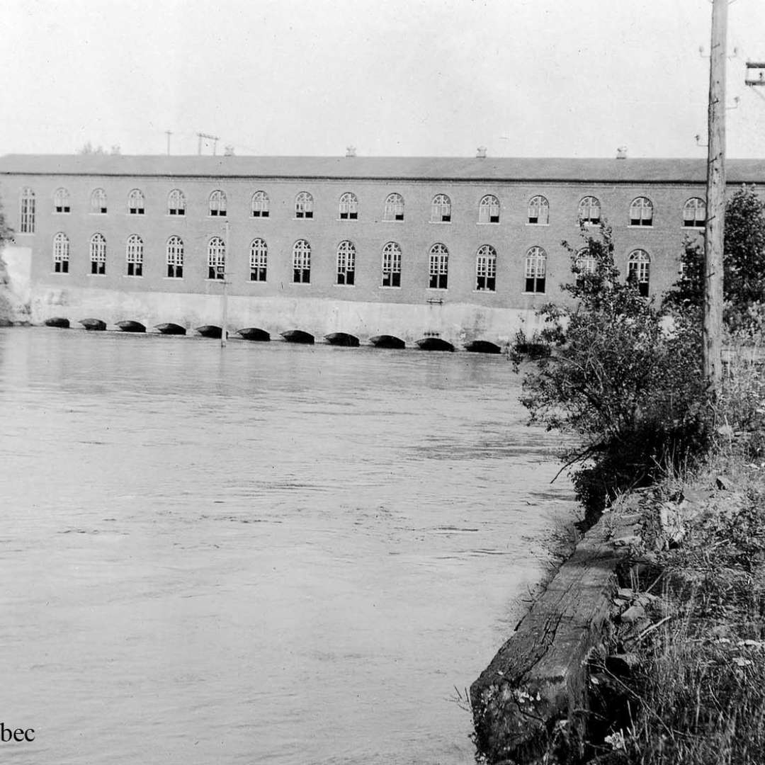 <p>Vue générale de la centrale de Chambly (date inconnue), la plus ancienne des centrales en activité acquises par Hydro‑Québec lors de la première nationalisation. Mise en service en 1899, elle a été désaffectée en 1952. </p>
<p>©Archives d’Hydro‑Québec</p>