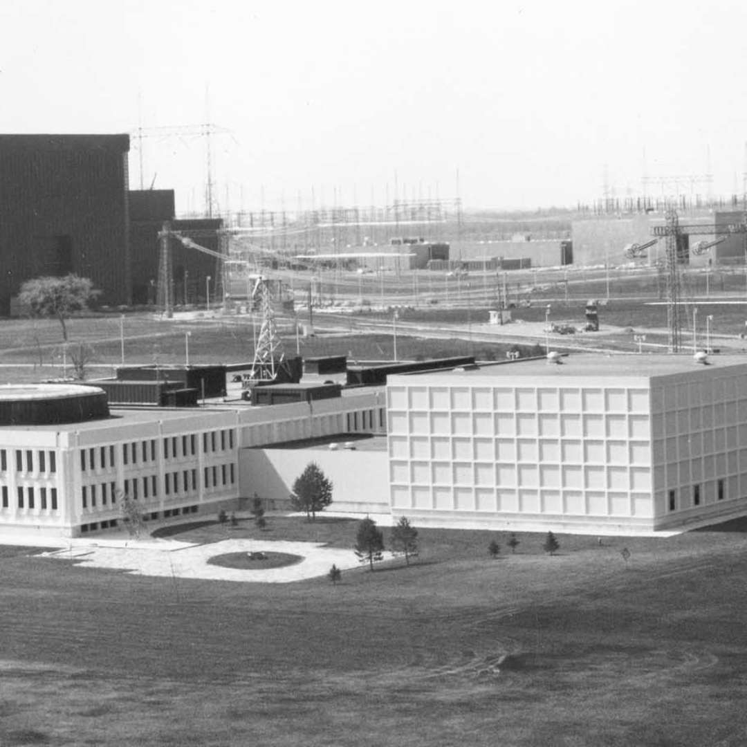 <p>Vue générale du laboratoire principal de l’IREQ, qui porte maintenant le nom de pavillon Lionel‑Boulet en l’honneur de son fondateur, 1970.</p>
<p>©Archives d’Hydro‑Québec</p>