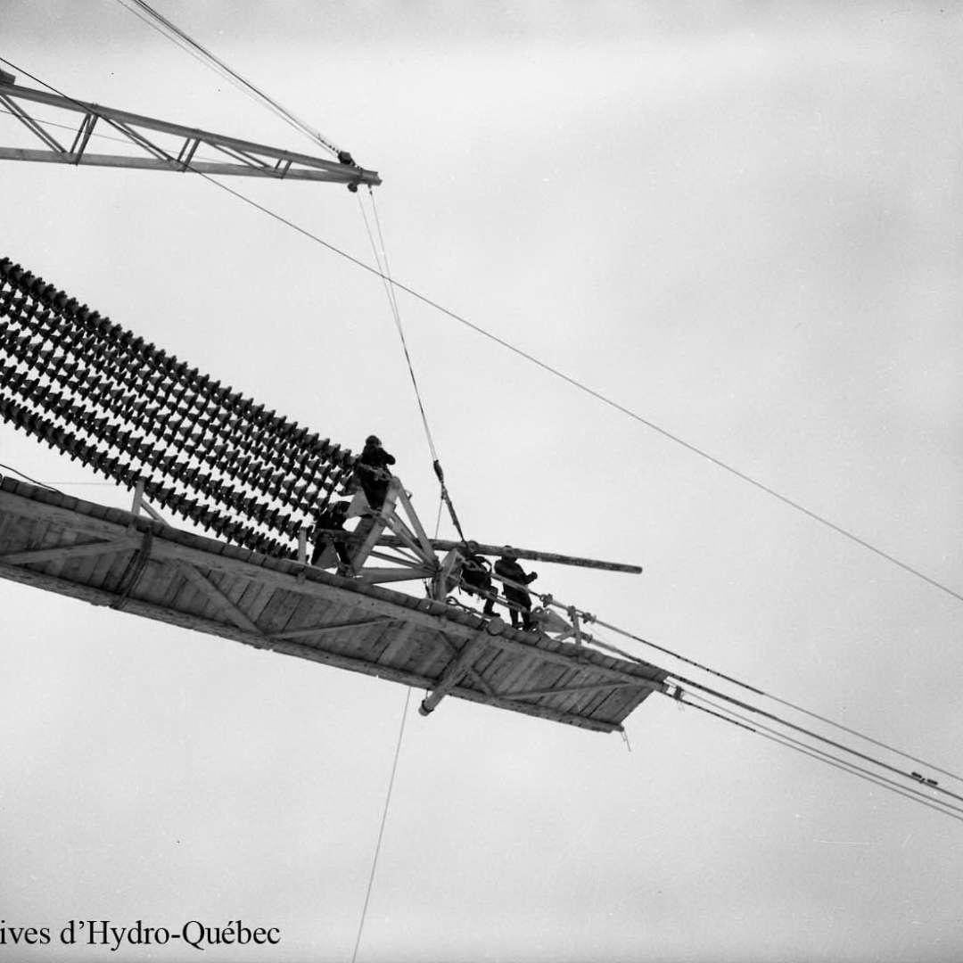 <p>Aperçu des travaux de construction de la traversée du Saguenay, 1964</p>
<p>©Archives d’Hydro‑Québec</p>