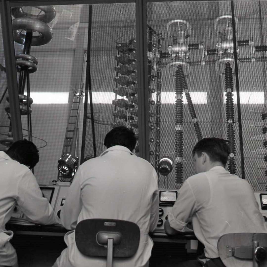 <p>Ingénieurs suédois en train de tester des équipements à 735 kV, 1965. Des tests semblables ont été menés dans plusieurs pays, dont les États‑Unis, l’Italie, la Suisse et l’Angleterre. </p>
<p>©Archives d’Hydro‑Québec</p>