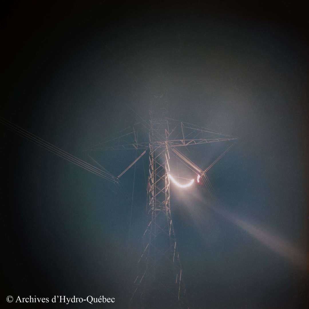 <p>Spectacular phenomenon seen during night testing on a DC line, May 1992. Testing is carried out at night to avoid interfering with power flow during the day. </p>
<p>©Hydro-Québec archives.</p>