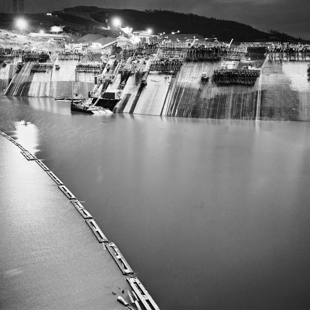 <p>Travaux de nuit sur le barrage, 1965. Le chantier de la Manic tournait 24 h sur 24.</p>
<p>©Archives d’Hydro‑Québec</p>