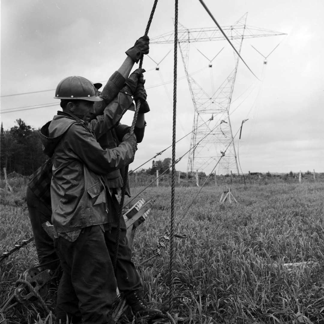 <p>Vue d’un pylône destiné à supporter la première ligne à 735 kV, 1965. Dix modèles de pylônes ont été utilisés pour couvrir la distance entre Manicouagan et Boucherville, soit 1 400 pylônes au total. </p>
<p>©Archives d’Hydro‑Québec</p>