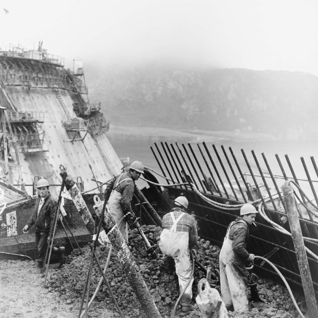 <p>Travailleurs utilisant des outils vibrants pour obtenir un béton plus résistant, 1965</p>
<p>©Archives d’Hydro‑Québec</p>