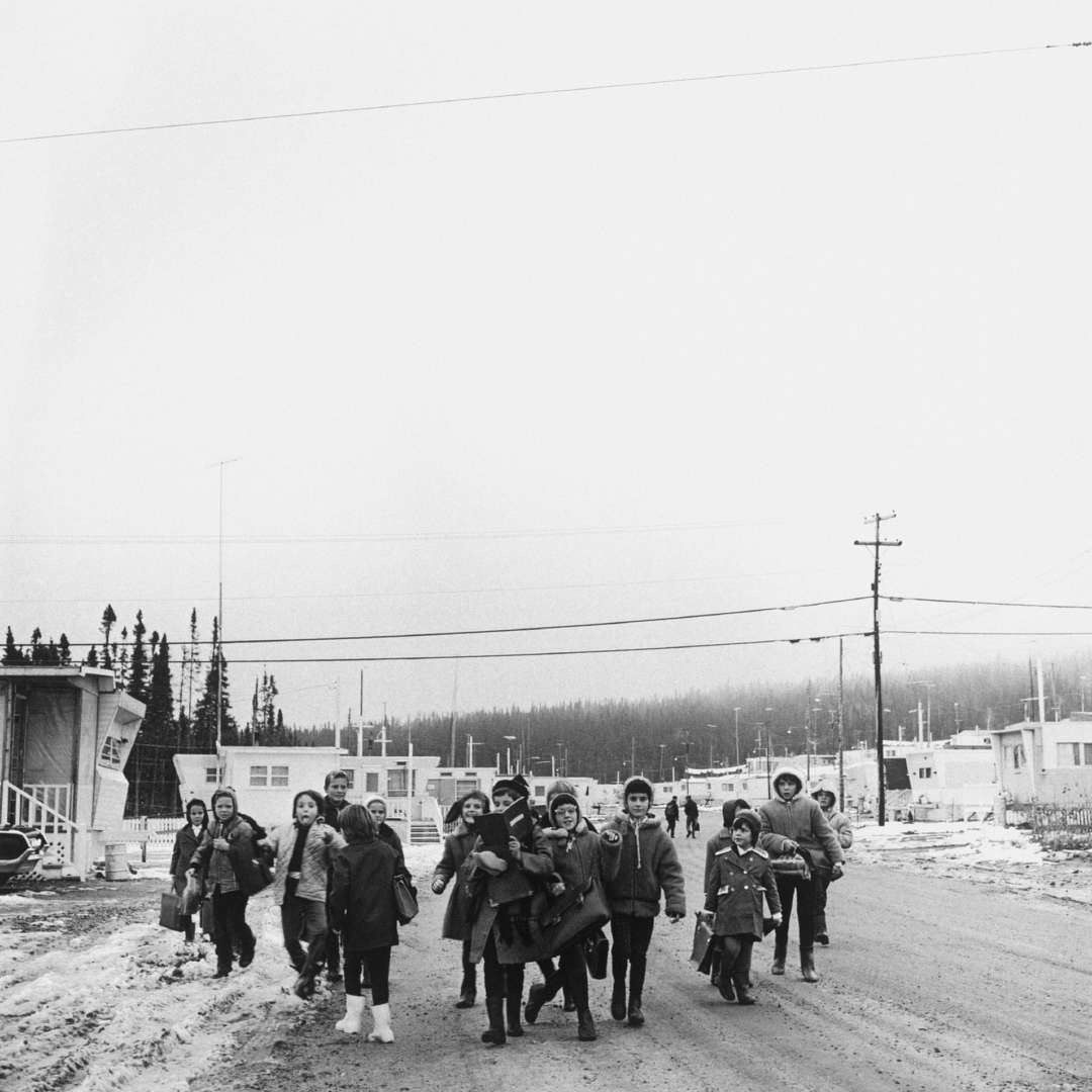 <p>Écoliers de Lac‑Louise, 1965. Des villages temporaires comme celui‑ci accueillaient les familles des travailleurs à proximité des chantiers. </p>
<p>©Archives d’Hydro‑Québec</p>