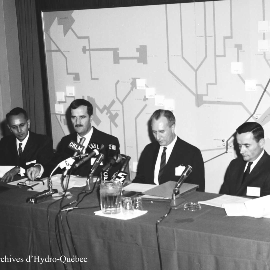 <p>Ingénieurs hydroquébécois ayant joué un rôle important dans cette première mondiale du 735 kV : de gauche à droite, Jean‑Jacques Archambault, Guy Monty, Benoît Baribeau et Lionel Cahill, septembre 1965.</p>
<p>©Archives d’Hydro‑Québec</p>