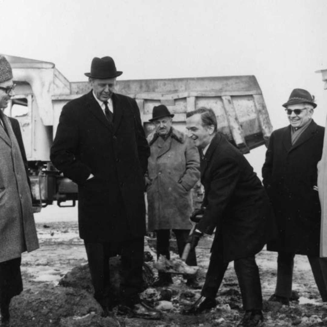 <p>Première pelletée de terre par Lionel Boulet du chantier de construction de l’IREQ, 1967. </p>
<p>M. Boulet a assumé la direction de l’institut pendant 15 ans.</p>
<p>©Archives d’Hydro‑Québec</p>