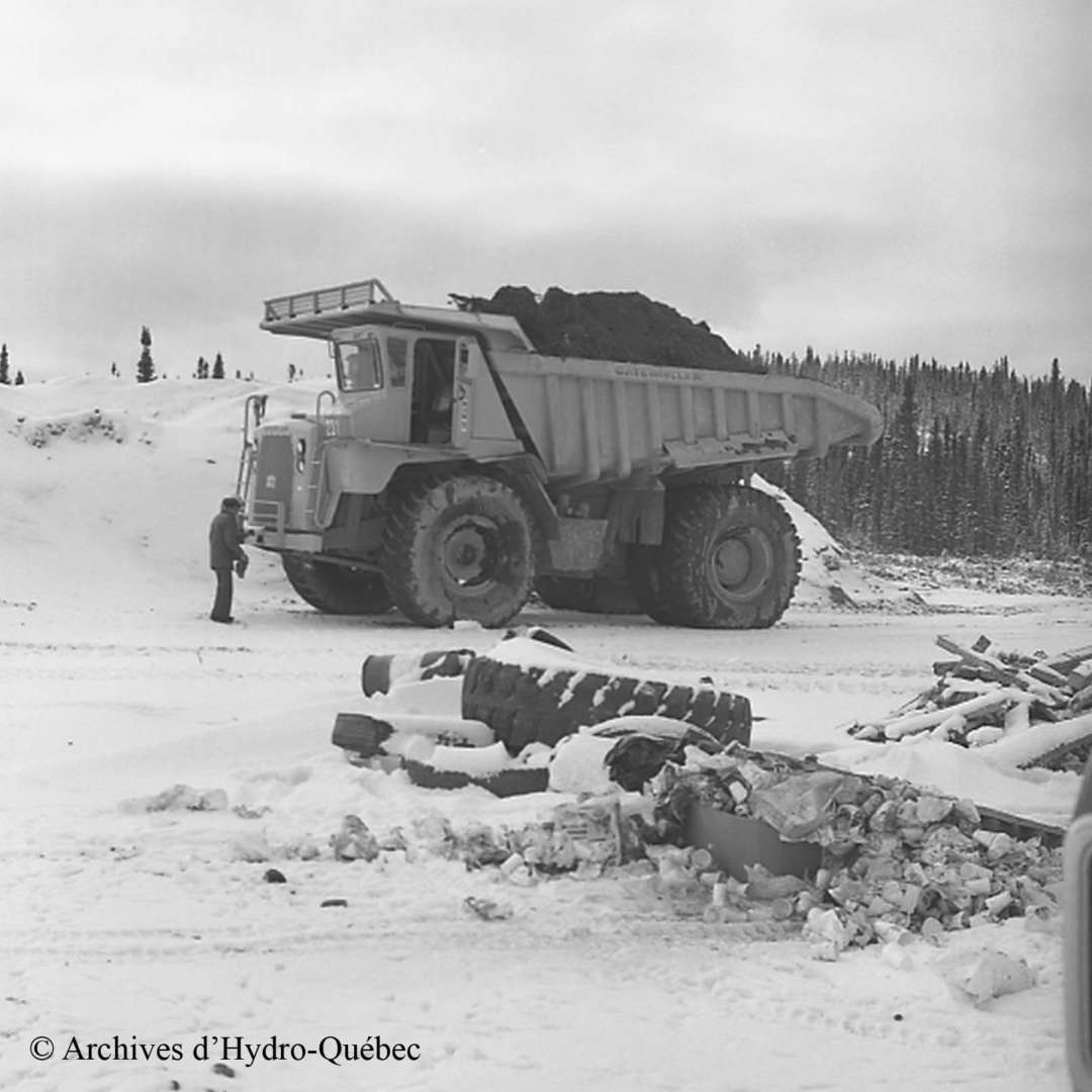 <p>Début du développement hydroélectrique à la Baie‑James – le projet du siècle – en 1973</p>
<p>©Archives d’Hydro‑Québec</p>