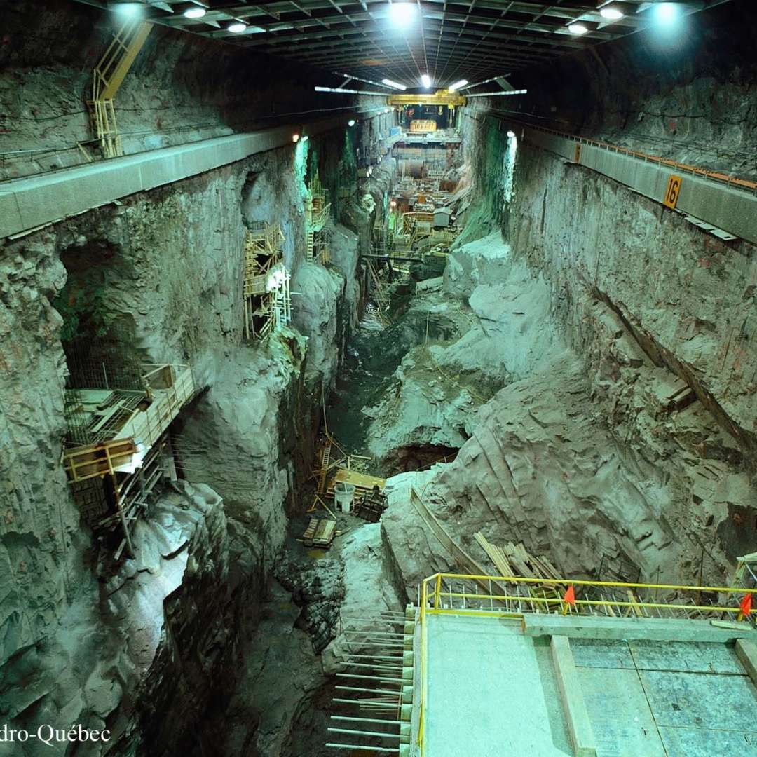 <p>Vue des travaux sur le site de la centrale souterraine Robert‑Bourassa, 1978</p>
<p>©Archives d’Hydro‑Québec</p>