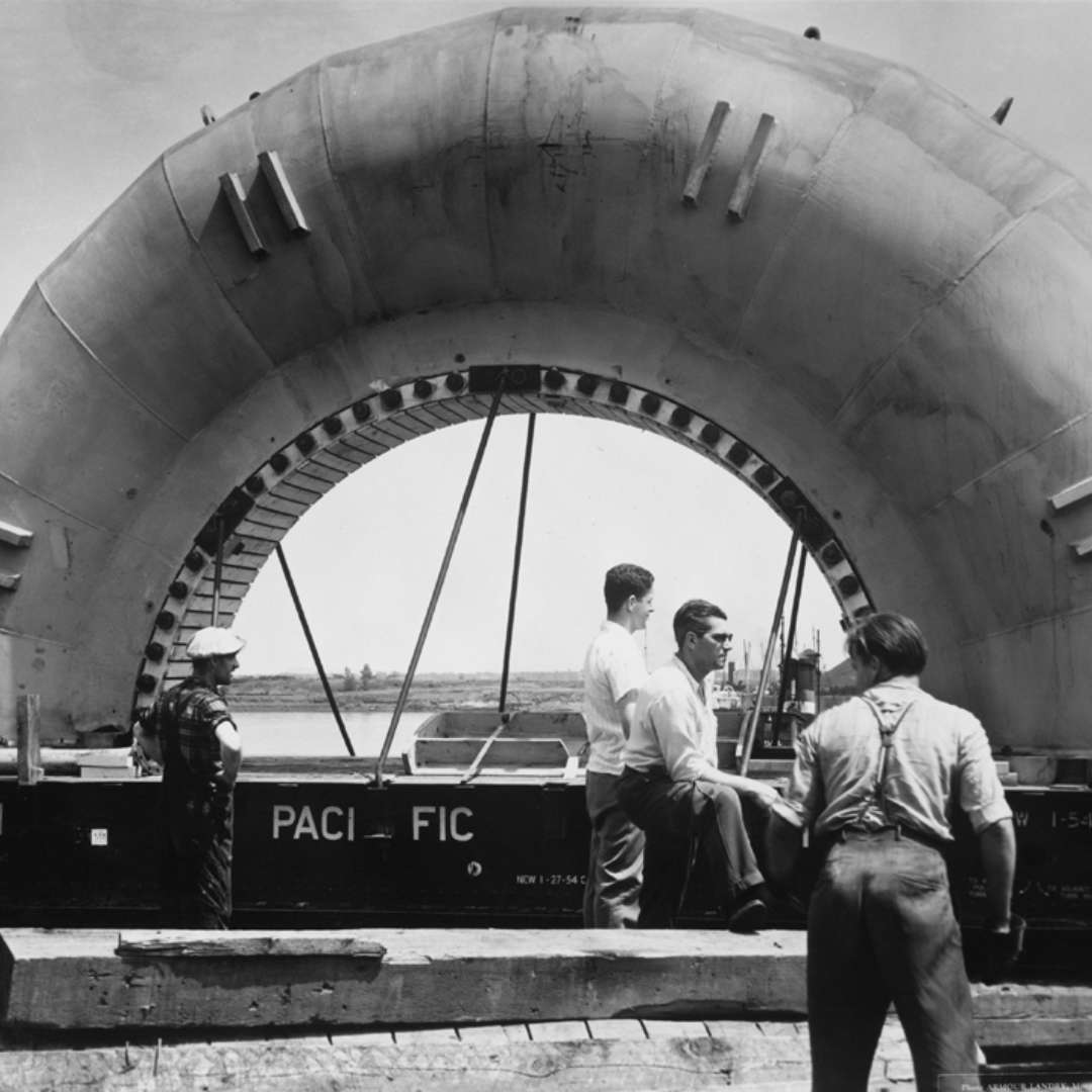 Arrivée d’une bâche spirale au quai de Forestville, vers 1955. La plupart des équipements destinés à la centrale sont acheminés par bateau. ©Archives d’Hydro‑Québec