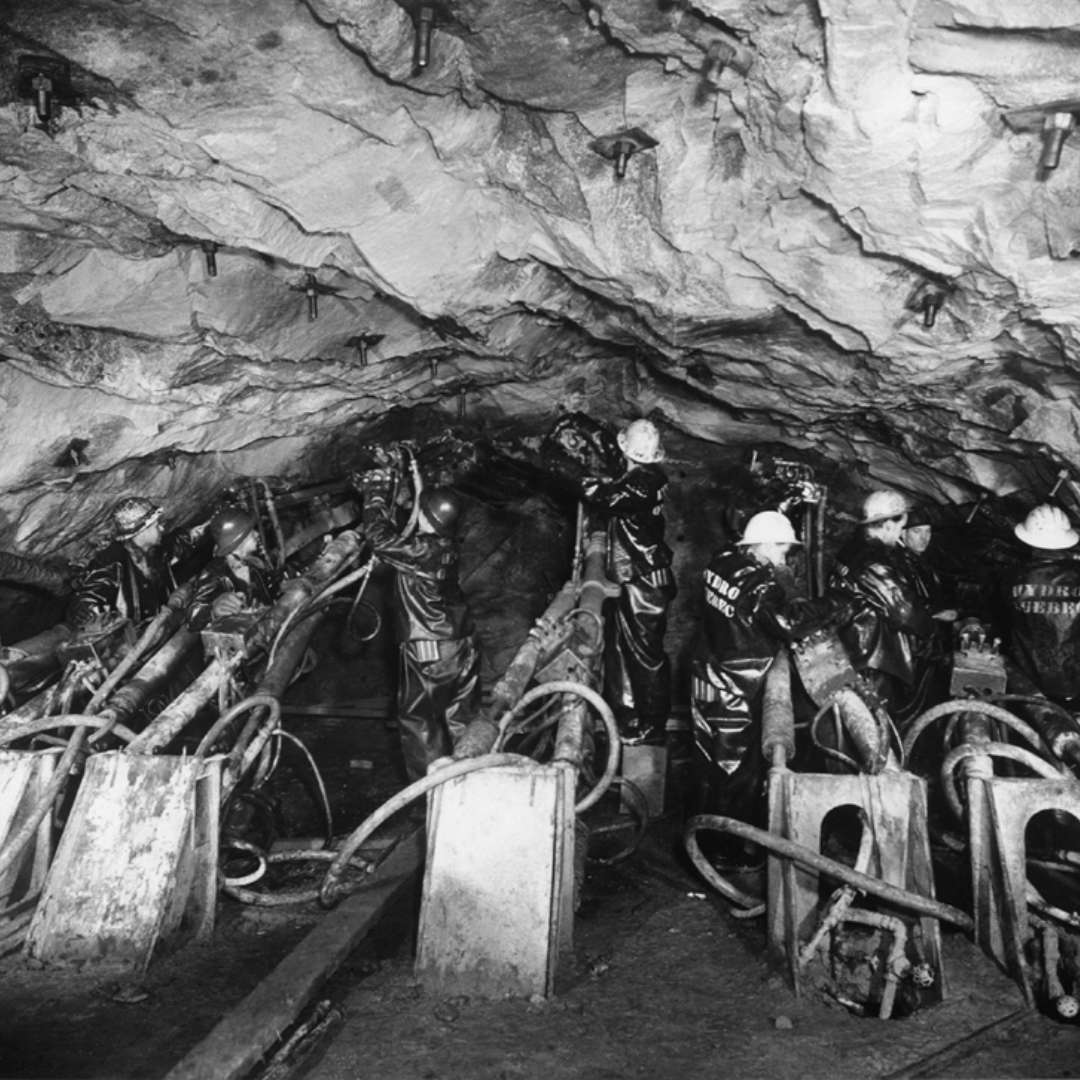 Équipe de forage à l’œuvre, mars 1955. La construction de la centrale, du canal de fuite, des conduites forcées et des passages de câbles ont nécessité l’excavation de 40 000 pieds de tunnels. ©Archives d’Hydro‑Québec