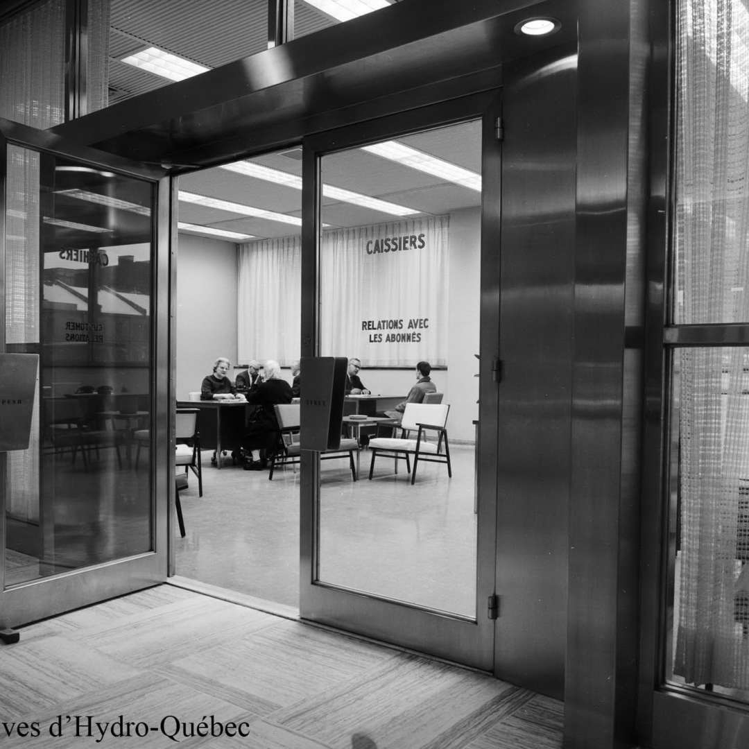 <p>Bureaux du service « Relation avec les abonnés » au rez‑de‑chaussée du siège social, dans les années 1960. Les mêmes locaux sont occupés par le service à la clientèle aujourd’hui. </p>
<p>@Archives d’Hydro‑Québec</p>