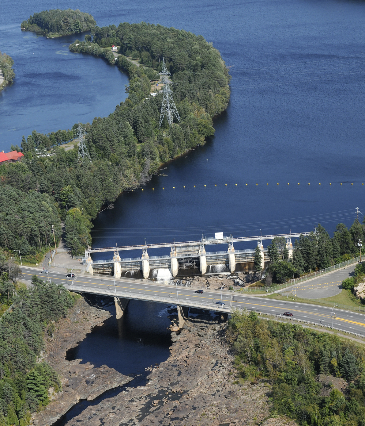 Photo du barrage d’Almaville avec les principaux composants