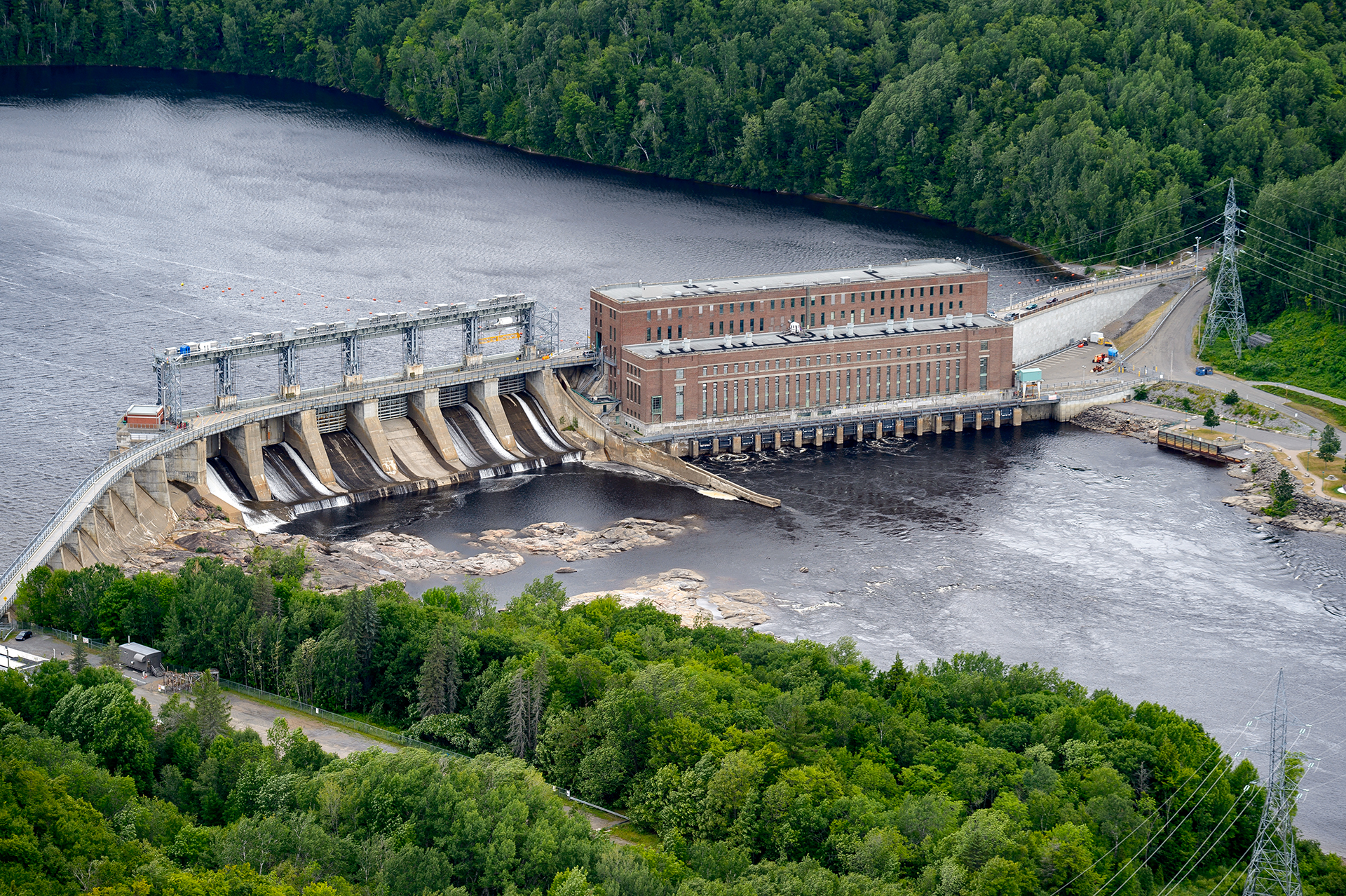 Installations de La Gabelle montrant le lien interrives, l’évacuateur de crues et la centrale 
