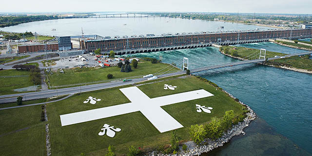 Aerial view of the enormous Québec flag located on the eastern side of the generating station.