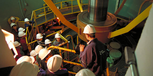 Groupe visitant un puits de turbine de la centrale.
