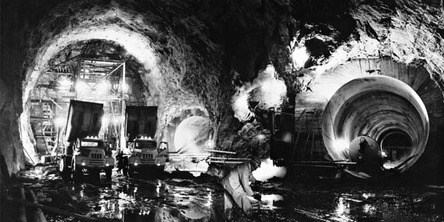 Ongoing work in the headrace tunnel and at the junction of the Manic-5 penstocks.