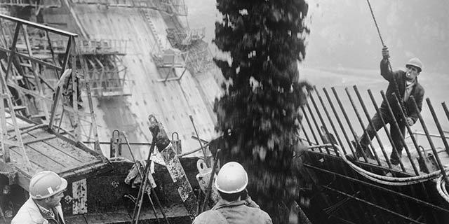 1965: Important concrete work underway at the dam.