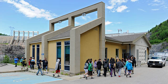 Groupe se rendant au pavillon d’exposition Georges Dor.