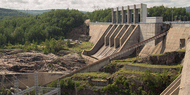 Évacuateur de crues et ancienne passe à billes de la centrale.