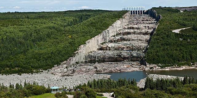 Vue en contre-plongée de l’évacuateur de crues.