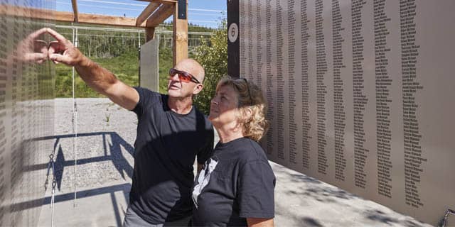 Couple au Parc commémoratif des bâtisseurs.