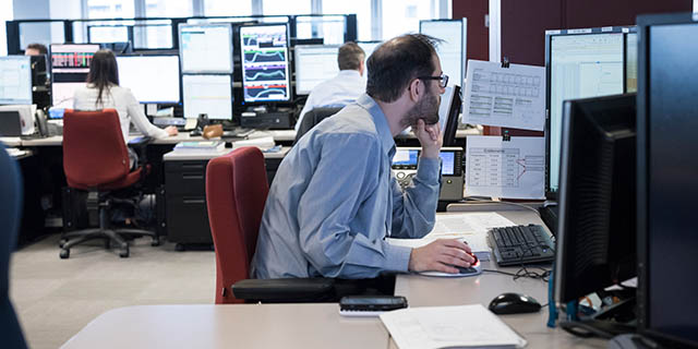 Employé du parquet de transactions énergétiques.